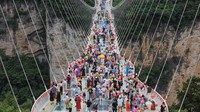 Foto drone yang diambil pada 20 Juni 2021 ini memperlihatkan lanskap dari Skywalk berlantai kaca di Zhangjiajie, Hunan, China.