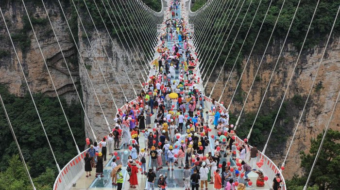 Deretan Skywalk yang Kerennya Kebangetan Skywalk atau bisa juga diartikan jembatan penyebrangan orang dibeberapa lokasi di dunia menawarkan sensasi pemandangan indah. Yuk, intip foto-fotonya.