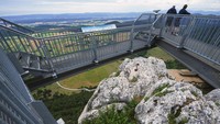 Dari Austria, ada skywalk di Hole Wand menawarkan lanskap indah dari atas langit.
