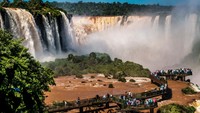 Sensasi basah kuyup ditawatkan skywalk Air Terjun Iguazu dari sisi Brasil. Tak hanya itu, pengalaman lainnya yakni bisa berjalan di atas air.