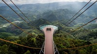 Thailand juga punya skywalk Aiyerweng di Betong. Skywalk ini berada di perbatsan Thailand-Malaysia lho. Pamandangan yang ditawarkan yakni lanskap hutan rimbun.