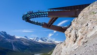 Nah, dari Kanada ada skywalk gletser di Lembah Sunwapta. Lokasi ini berada di Taman Nasional Jasper di Pegunungan Rocky. Keren banget.