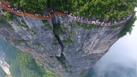 Selanjutnya, ada skywalk kaca sepanjang 100 meter yang menmpel di Gunung Tianmen, China. Sensasinya bikin lutut Anda gemeter lho.