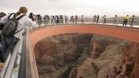 Terakhir, ada skywalk di Grand Canyon, Ariona, Amerika Serikat. Jalan setapak berlantai kaca ini terbentang di atas Sungai Colorado. Pemandangannya wah banget lho.