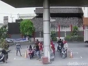 Nekat! Pria Sulutkan Api ke Motor yang Isi BBM di SPBU Cirebon