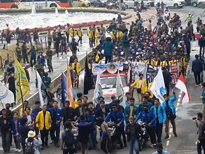Disambut Gerimis, Massa Mahasiswa Tiba di Kawasan Patung Kuda