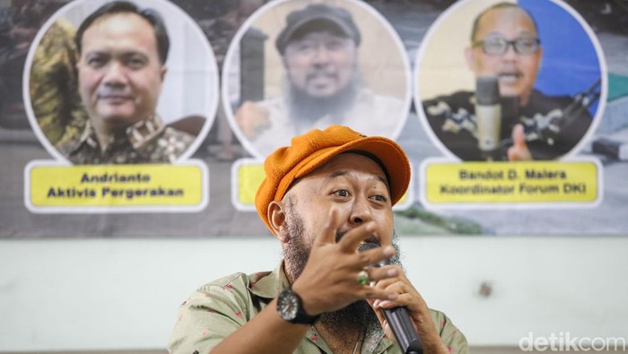 Direktur Eksekutif Studi Demokrasi Rakyat Hari Purwanto (kedua kanan), Aktivis Pergerakan Andrianto (kedua kiri), Koordinator Forum Diskusi Kebangkitan Indonesia Bandot D Malera dan Moderator Selfiani berbincang saat diskusi publik Bantuan Sosial BBM Rp 24,17 Triliun Vs Subsidi Obligator BLBI Rp 50-60 Triliun