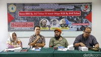 Direktur Eksekutif Studi Demokrasi Rakyat Hari Purwanto (kedua kanan), Aktivis Pergerakan Andrianto (kedua kiri), Koordinator Forum Diskusi Kebangkitan Indonesia Bandot D Malera dan Moderator Selfiani berbincang saat diskusi publik Bantuan Sosial BBM Rp 24,17 Triliun Vs Subsidi Obligator BLBI Rp 50-60 Triliun di Kampus Moestopo, Jakarta, Rabu (7/9/2022).  