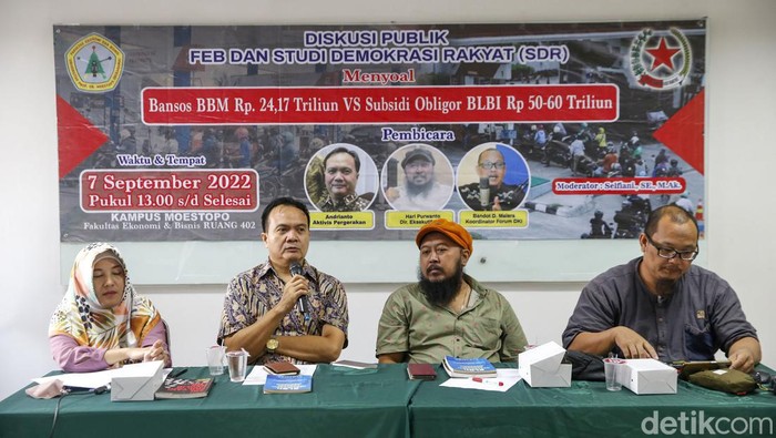 Direktur Eksekutif Studi Demokrasi Rakyat Hari Purwanto (kedua kanan), Aktivis Pergerakan Andrianto (kedua kiri), Koordinator Forum Diskusi Kebangkitan Indonesia Bandot D Malera dan Moderator Selfiani berbincang saat diskusi publik Bantuan Sosial BBM Rp 24,17 Triliun Vs Subsidi Obligator BLBI Rp 50-60 Triliun