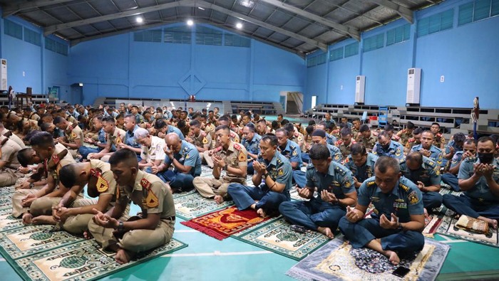 Doa bersama dan salat gaib taruna AAL Surabaya untuk pilot dan kopilot pesawat latih Bonanza G-36 yang gugur saat latihan.