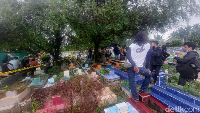 Ekshumasi AM (17), santi Ponpes Gontor yang tewas diduga dianiaya Ekshumasi AM (17), santi Ponpes Gontor yang tewas diduga dianiaya