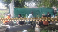 Hingga pukul 09.00 WIB,  Soimah ibu dari AM yang makamnya akan diautopsi ulang belum terlihat hadir. Hanya ada kuasa hukum Soimah, Titis Rachmawati yang ada di lokasi.(Prima Syahbana/detikSumut)
