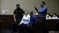 Surya Darmadi berdiskusi dengan penasihat hukum sebelum sidang dimulai. Diketahui, Surya merupakan terdakwa kasus dugaan korupsi dan pencucian uang dalam kegiatan usaha perkebunan kelapa sawit yang dilakukan oleh PT Duta Palma di Kabupaten Indragiri Hulu yang merugikan negara sebesar Rp 104 triluin.