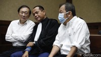Surya Darmadi menyilangkan tangan di dada dan berbincang dengan tim hukum sebelum sidang dimulai. Surya disebut telah diperkaya sebesar Rp 7.593.068.204.327 dan 7.885.857,36 dollar Amerika Serikat yang berakibat telah merugikan keuangan negara sebesar Rp 4.798.706.951.640 dan 885.857,36 dollar Amerika Serikat atau setidak-tidaknya sejumlah tersebut.