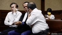 Surya Darmadi (kiri) menunggu sidang perdana Tindak Pidana Korupsi di Pengadilan Negeri (PN) Jakarta Pusat, Jakarta, Kamis (8/9/2022).