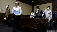 Surya Darmadi berdiri siap untuk mengikuti sidang pembacaan dakwaan. Nilai-nilai kerugian itu merupakan laporan hasil audit penghitungan kerugian keuangan negara atas dugaan korupsi dalam kegiatan usaha perkebunan kelapa sawit yang dilakukan oleh Duta Palma Group di Kabupaten Indragiri Hulu, sebagaimana Laporan Badan Pengawasan Keuangan dan Pembangunan (BPKP) Nomor: PE.03/SR/657/D5/01/2022 tanggal 25 Agustus 2022.