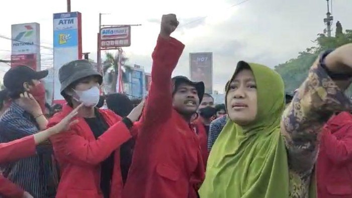 Emak-emak berdebat panas dengan mahasiswa Unhas Makassar yang demo harga BBM dan memblokade jalan.