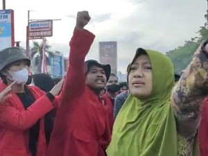 Geramnya Emak-emak di Makassar dengan Tingkah Mahasiswa Tutup Jalan saat Demo