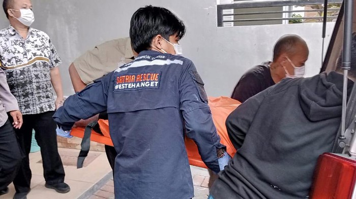 Evakuasi jenazah dokter di malang yang ditemukan gantung diri