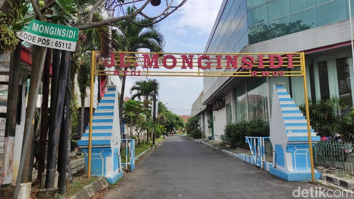 Gapura gang menuju rumah kontrakan lokasi dokter di Malang bunuh diri
