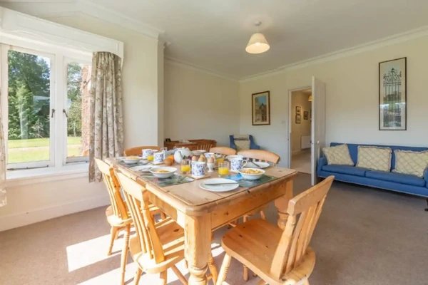 Rumah empat kamar tidur, dua kamar mandi, yang terdaftar oleh Norfolk Hideaways adalah properti terdekat di perkebunan ke Sandringham House, kawasan tempat keluarga kerajaan secara tradisional menghabiskan Natal dan Tahun Baru. Rumah empat kamar tidur, dua kamar mandi, yang terdaftar oleh Norfolk Hideaways adalah properti terdekat di perkebunan ke Sandringham House, kawasan tempat keluarga kerajaan secara tradisional menghabiskan Natal dan Tahun Baru.