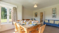 Rumah empat kamar tidur, dua kamar mandi, yang terdaftar oleh Norfolk Hideaways adalah properti terdekat di perkebunan ke Sandringham House, kawasan tempat keluarga kerajaan secara tradisional menghabiskan Natal dan Tahun Baru.
