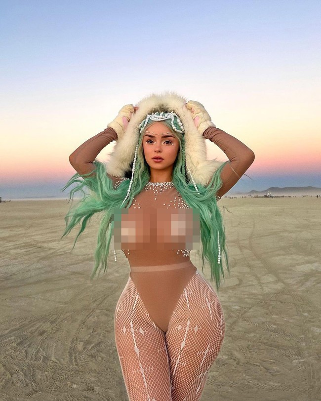 Demi Rose tentu tak ketinggalan dengan gaya seksinya. Kali ini ia menggunakan bodysuit yang transparan dilengkapi dengan saru tangan dan hoodie berbulu. Kali ini Demi terlihat unik dengan rambut hijau.Foto: Instagram