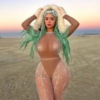 Demi Rose tentu tak ketinggalan dengan gaya seksinya. Kali ini ia menggunakan bodysuit yang transparan dilengkapi dengan saru tangan dan hoodie berbulu. Kali ini Demi terlihat unik dengan rambut hijau.Foto: Instagram
