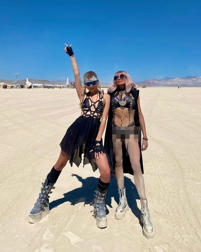 Selain kostum, sepatu yang nyaman dipakai di gurun tapi menarik perhatian tampaknya juga penting untuk diterapkan, seperti dua selebgram ini. Foto: Instagram @hello.zestyFoto: Instagram