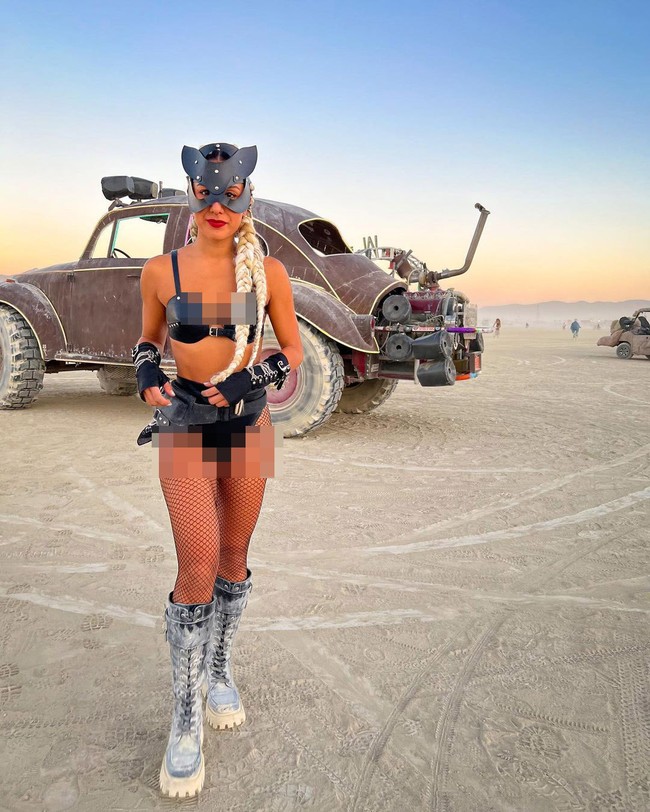 Wanita yang menyebut dirinya sebagai nomad traveller ini memilih bergaya dengan bikini bermaterial kulit. Gayanya semakin unik dengan toping dan sarung tangan berdetail metal.Foto: Instagram