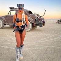 Wanita yang menyebut dirinya sebagai nomad traveller ini memilih bergaya dengan bikini bermaterial kulit. Gayanya semakin unik dengan toping dan sarung tangan berdetail metal.Foto: Instagram