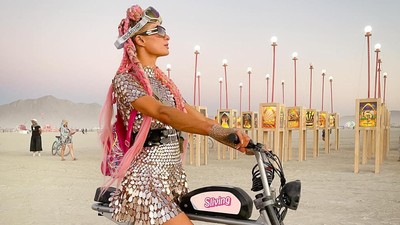 Gaya Seksi 8 Seleb di Festival Burning Man, Heidi Klum Pakai Bikini di Gurun