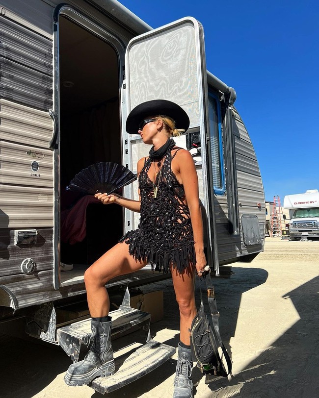 Pie Edwards yang seorang pengusaha fashion tampil dengan berbagai gaya di Festival Burning Man. Salah satu ketika it memakai dress jaring-jaring berikut.Foto: Instagram