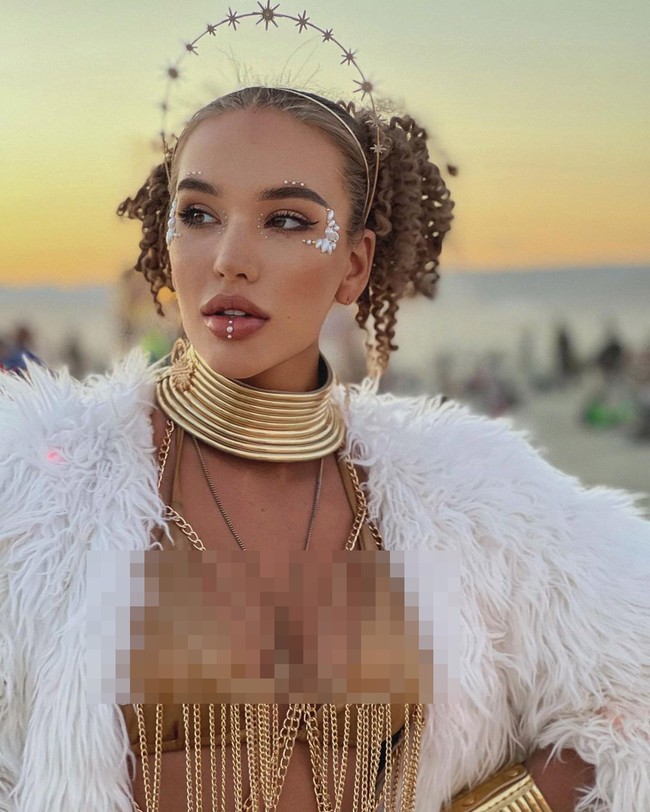 Sedangkan seniman Olya memilih tampak seperti putri gurun pasir dengan makeup dan aksesorinya. Ia memadukan bikini emas dan jubah bulu-bulu.Foto: Instagram