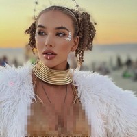 Sedangkan seniman Olya memilih tampak seperti putri gurun pasir dengan makeup dan aksesorinya. Ia memadukan bikini emas dan jubah bulu-bulu.Foto: Instagram