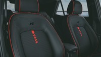 Geser ke bagian dalam, nuansa sporty juga terasa di mobil ini berkat penggunaan semi bucket seat yang diimbuhi jahit-jahitan warna merah serta logo N line. Foto: Dok. Hyundai