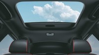 Serta smart electric sunroof yang membikin kesan luas di SUV mungil ini. Foto: Dok. Hyundai