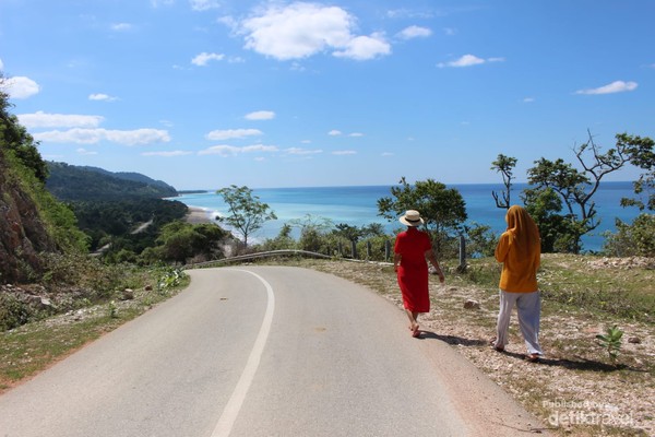 Jalan sepi dari kendaraan yang melintas.