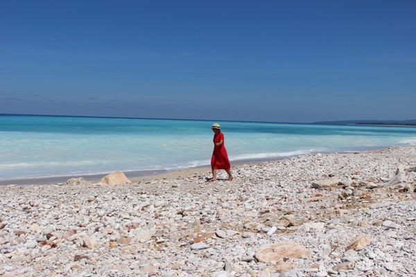 Menikmati salah satu pantai yang ada di jalur selatan.