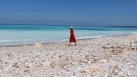 Menikmati salah satu pantai yang ada di jalur selatan.