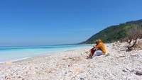 Duduk menikmati pantai.