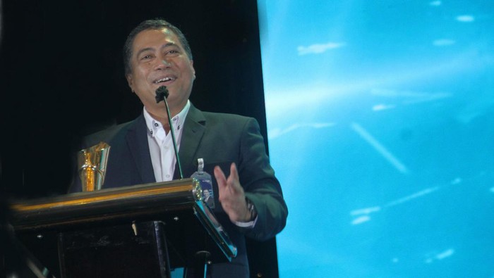 Inspiring Leader di Ajang Properti Indonesia Award 2022 Direktur Consumer Bank BTN Hirwandi Gafar berbincang dengan Mantan Menteri Perumahan Rakyat dan Permukiman Theo L Sambuaga usai menerima penghargaan The Inspiring Leader of Mortgage Banking 2022 dalam ajang Properti Indonesia Award (PIA) 2022 di Jakarta. Hirwandi dinobatkan sebagai The Inspiring Leader of Mortgage Banking 2022 karena kiprahnya dalam mendongrak pembiayaan rumah rakyat sangat besar. Selain itu dalam ajang PIA 2022 Bank BTN juga meraih penghargaan Top Mortgage Lender untuk KPR Subsidi BTN dan The Favourite Mortgage for Millennials Market untuk KPR Non Subsidi. Bank BTN terus berkomitmen melakukan pembiayaan rumah rakyat mulai dari hulu sampai hilir agar masyarakat bisa memiliki hunian yang layak.
