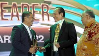 Hirwandi Gafar berbincang dengan Mantan Menteri Perumahan Rakyat dan Permukiman Theo L Sambuaga usai menerima penghargaan The Inspiring Leader of Mortgage Banking 2022 dalam ajang Properti Indonesia Award (PIA) 2022 di Jakarta.