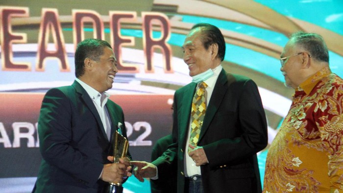 Direktur Consumer Bank BTN Hirwandi Gafar berbincang dengan Mantan Menteri Perumahan Rakyat dan Permukiman Theo L Sambuaga usai menerima penghargaan The Inspiring Leader of Mortgage Banking 2022 dalam ajang Properti Indonesia Award (PIA) 2022 di Jakarta. Hirwandi dinobatkan sebagai The Inspiring Leader of Mortgage Banking 2022 karena kiprahnya dalam mendongrak pembiayaan rumah rakyat sangat besar. Selain itu dalam ajang PIA 2022 Bank BTN juga meraih penghargaan Top Mortgage Lender untuk KPR Subsidi BTN dan The Favourite Mortgage for Millennials Market untuk KPR Non Subsidi. Bank BTN terus berkomitmen melakukan pembiayaan rumah rakyat mulai dari hulu sampai hilir agar masyarakat bisa memiliki hunian yang layak.