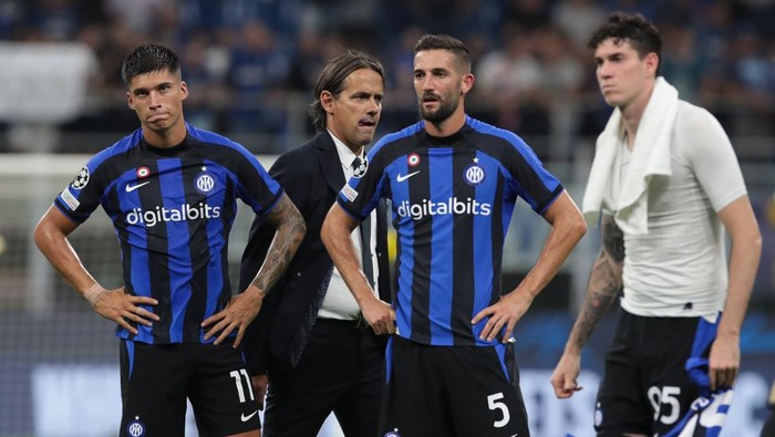 MILAN, ITALY - SEPTEMBER 07: Joaquin Correa, Roberto Gagliardini, Alessandro Bastoni and head coach of FC Internazionale Simone Inzaghi dejected after the UEFA Champions League group C match between FC Internazionale and FC Bayern München at San Siro Stadium on September 07, 2022 in Milan, Italy. (Photo by Emilio Andreoli - Inter/Inter via Getty Images)