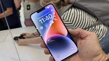 Keduanya pakai panel OLED, dengan kecerahan 1.200 nit, terlindungi ceramic shield dan mendukung Dolby Vision. Foto: Future