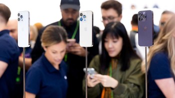 iPhone 14 Pro dan 14 Pro Max hadir dalam varian warna space black, silver, gold, dan deep purple. Foto: Getty Images