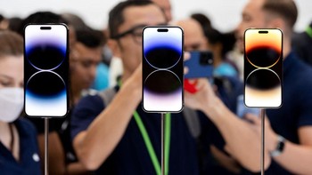 Apple turut menyematkan kamera ultra-wide 12 MP dengan ukuran 1,4 micron dan aperture f/2.2, menjanjikan peningkatan 3x di kondisi low light dan foto makro yang lebih baik. Kamera telephoto mash 12 MP diklaim 2x lebih baik. Foto: Getty Images