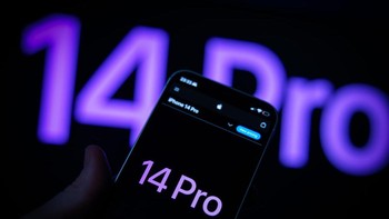 Agar berbeda dengan Android, Apple memaksimalkan bagian tersebut untuk menampilkan notifikasi dan aktivitas latar belakang. Selain itu dibuat intuitif sehingga memberikan pengalaman baru. Foto: Getty Images