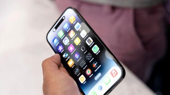 Layar iPhone 14 Pro masih berukuran 6,1 inch, demikian pula iPhone 14 Pro Max 6,7 inch. Keduanya menggunakan layar OLED LTPO yang mendukung refresh rate 1-120Hz. Foto: Getty Images
